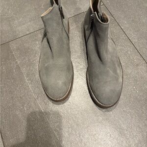Italeau size 40 Gray Suede Ankle Boots excellent condition